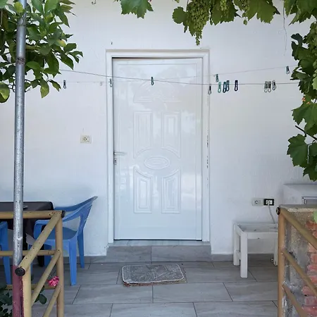 Denaj House Pensión 3*